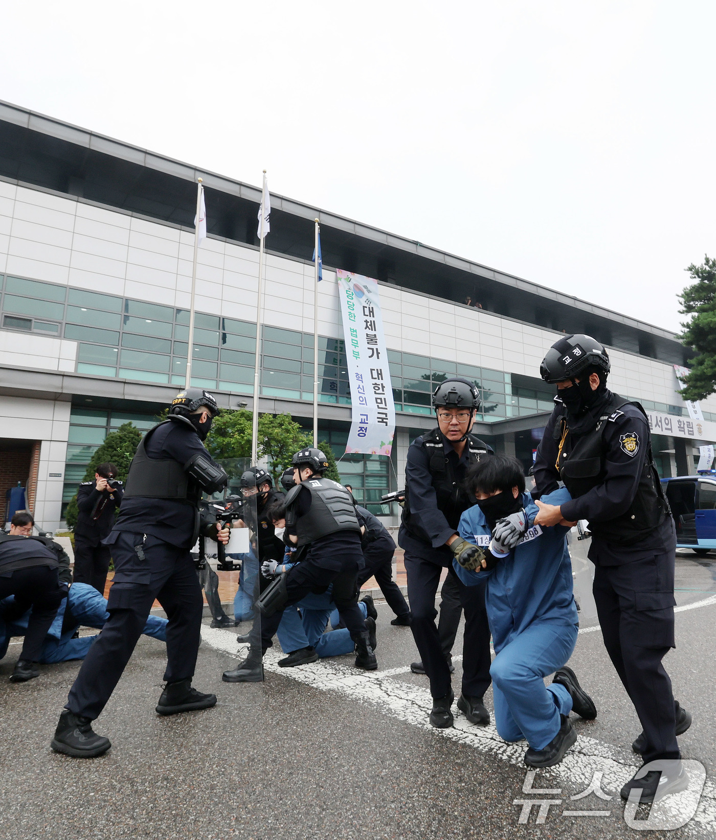 (서울=뉴스1) 박세연 기자 = 20일 구로구 서울남부구치소에서 대 테러 상황을 가정해 열린 을지연습 실제훈련에서 교정공무원과 군경 병력이 탈출하는 수감자들을 제압하고 있다. 20 …
