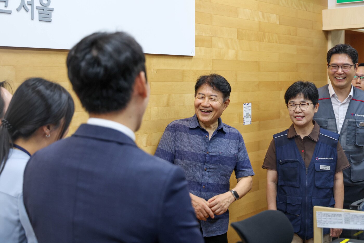 본문 이미지 - 우희종 마사회회장과 노조위원장들이 직원들과 대화를 나누고 있다.(한국마사회 제공)
