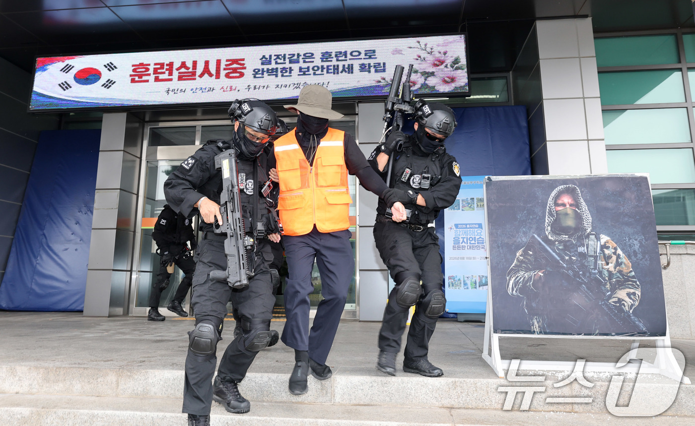(서울=뉴스1) 박세연 기자 = 20일 구로구 서울남부구치소에서 대 테러 상황을 가정해 열린 을지연습 실제훈련에서 교정공무원과 군경 병력이 테러범을 검거하고 있다. 2026.8.2 …