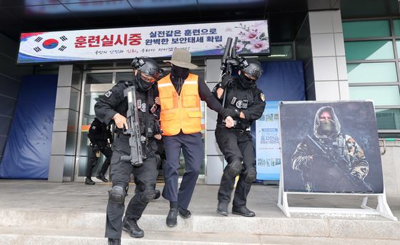 검거되는 테러범