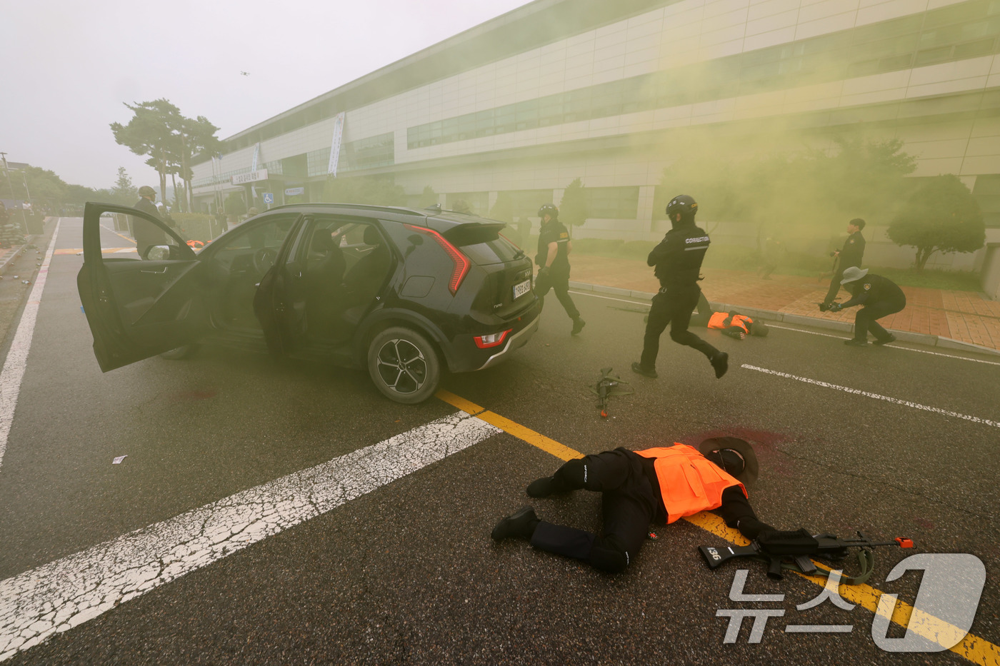 (서울=뉴스1) 박세연 기자 = 20일 구로구 서울남부구치소에서 대 테러 상황을 가정해 열린 을지연습 실제훈련에서 교정공무원과 군경 병력이 테러범을 제압하고 있다. 2026.8.2 …