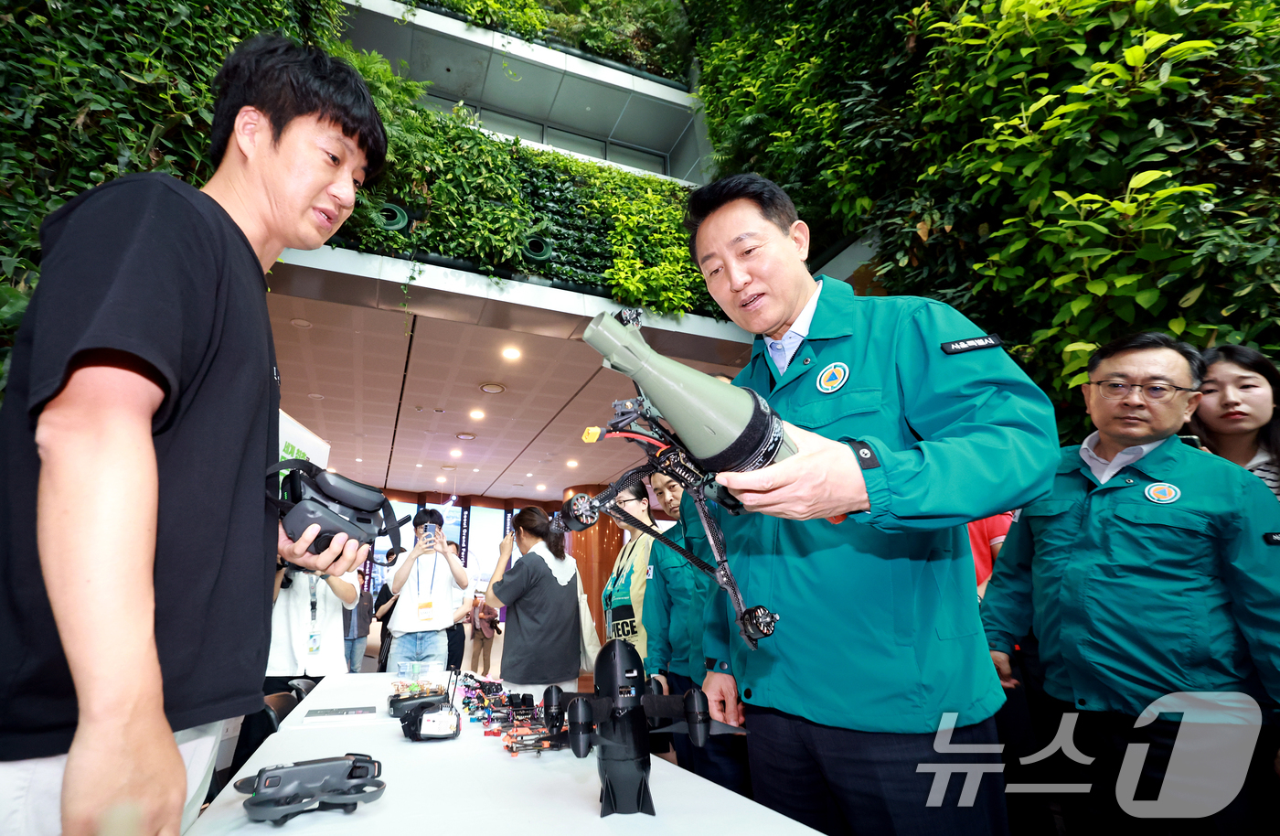 (서울=뉴스1) 이호윤 기자 = 오세훈 서울시장이 20일 서울시청에서 열린 2026년 을지연습 시민 안보 체험 부스에서 드론 장비를 살펴보고 있다. 2026.8.20/뉴스1