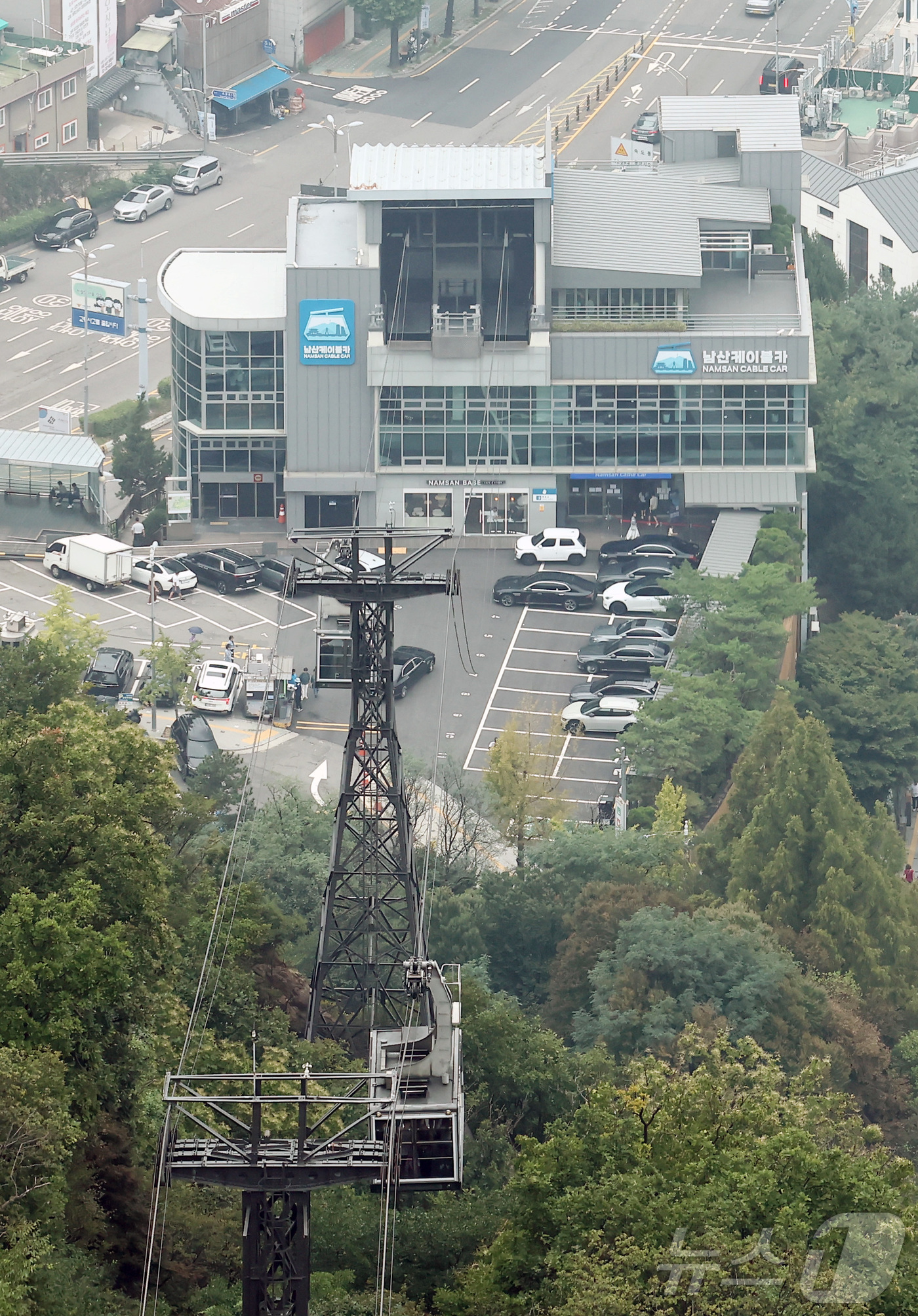 (서울=뉴스1) 김민지 기자 = 남산 곤돌라 설치를 둘러싼 서울시와 기존 케이블카 운영사 한국삭도공업의 법정 공방 항소심이 연기된 20일 오후 서울 남산타워에서 케이블카가 운영되고 …