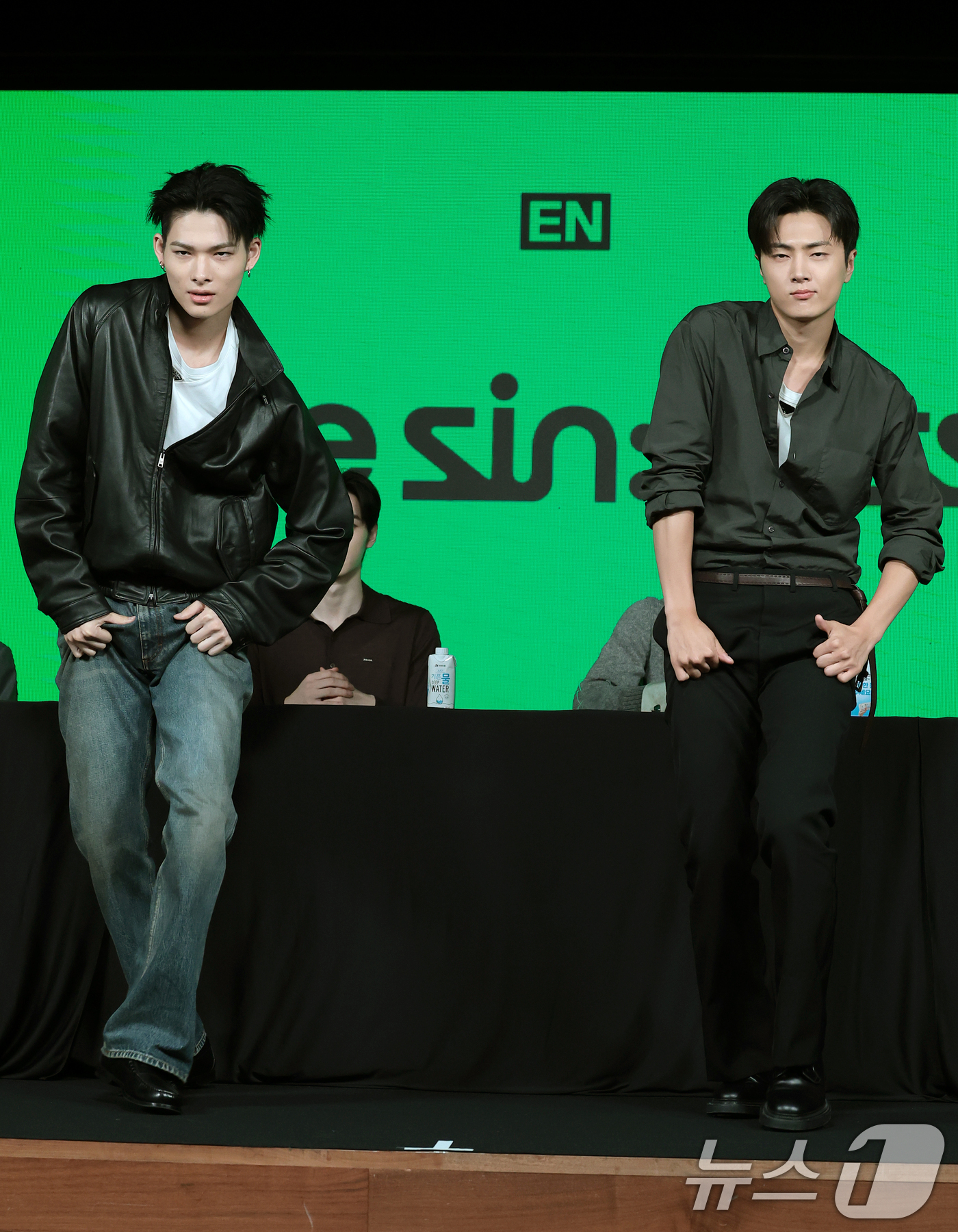 (서울=뉴스1) 권현진 기자 = 그룹 엔하이픈(ENHYPEN)의 니키와 제이(오른쪽)가 20일 오후 서울 용산구 몬드리안 서울 이태원에서 열린 미니 8집 ‘더 신 : 블리스(THE …