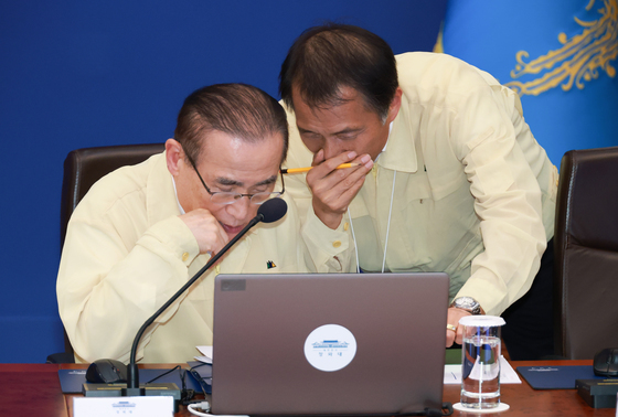 송기호 3차장과 대화하는 위성락 안보실장