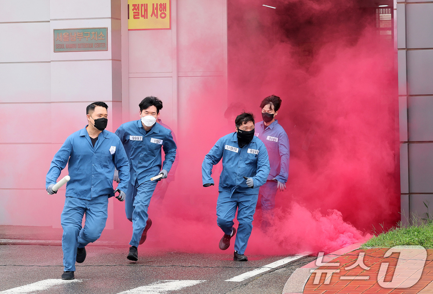 (서울=뉴스1) 박세연 기자 = 20일 구로구 서울남부구치소에서 대 테러 상황을 가정해 열린 을지연습 실제훈련에서 수감자들이 탈출을 시도하고 있다. 2026.8.20/뉴스1