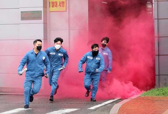 서울남부구치소 테러 발생, 탈출 시도하는 수감자들