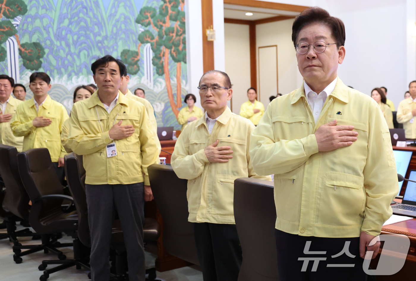 (서울=뉴스1) 허경 기자 = 이재명 대통령이 20일 청와대에서 열린 수석보좌관회의에서 국민의례를 하고 있다. (청와대통신사진기자단) 2026.8.20/뉴스1