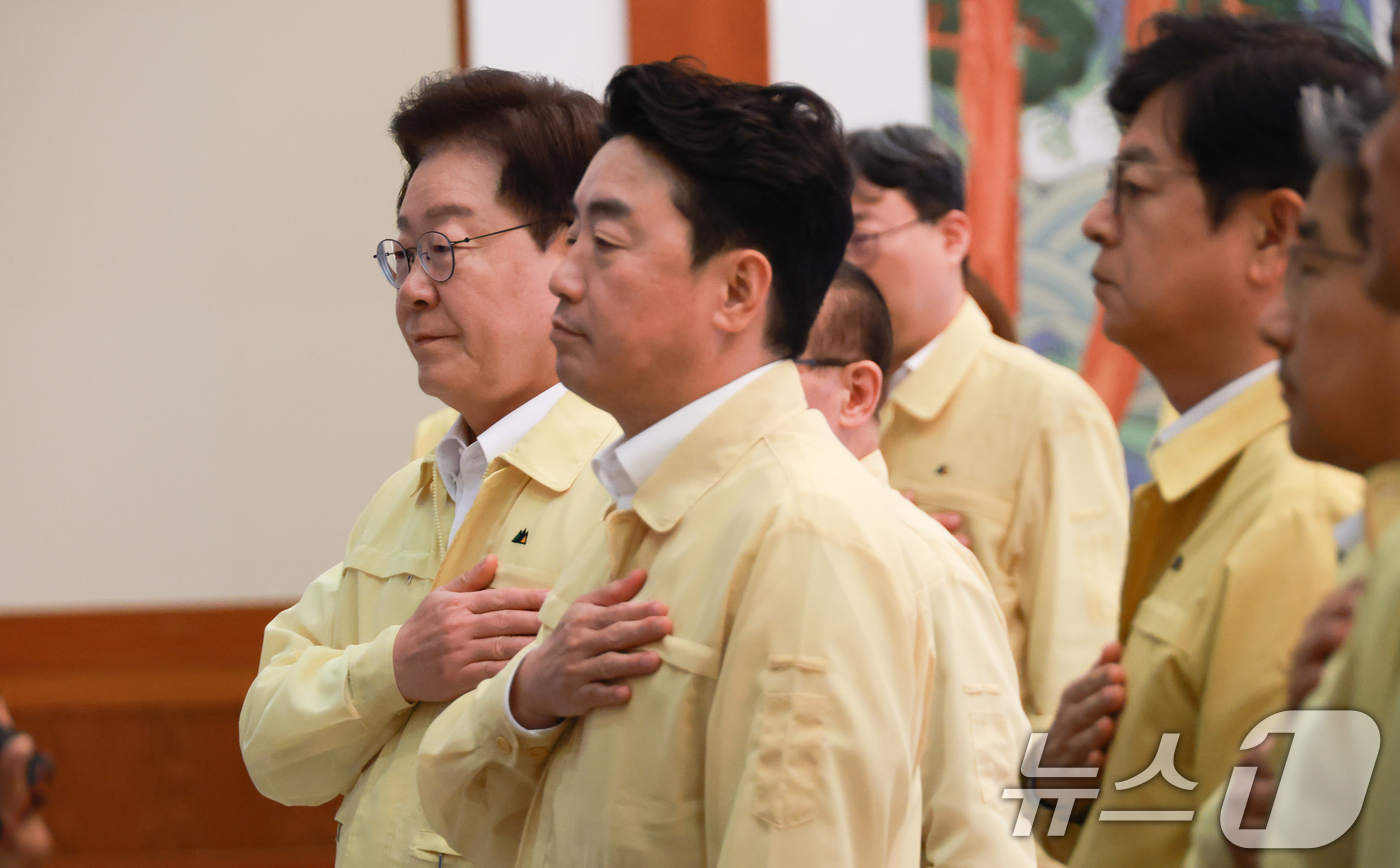 (서울=뉴스1) 허경 기자 = 이재명 대통령이 20일 청와대에서 열린 수석보좌관회의에서 국민의례를 하고 있다. (청와대통신사진기자단) 2026.8.20/뉴스1