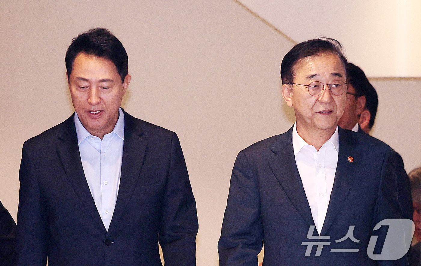 (서울=뉴스1) 박지혜 기자 = 김윤덕 국토교통부 장관과 오세훈 서울시장이 20일 서울 중구 정동에서 서울 주택 공급 방안을 논의하기 위한 회동을 마친 뒤 이동하고 있다.이번 회동 …
