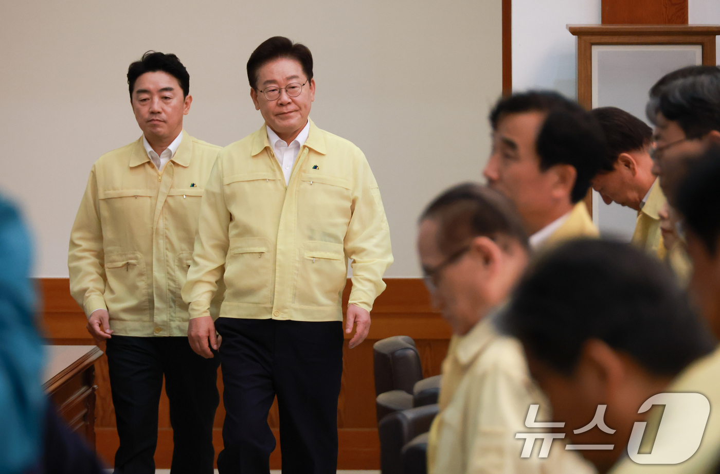 (서울=뉴스1) 허경 기자 = 이재명 대통령이 20일 청와대에서 열린 수석보좌관회의에 입장하고 있다. (청와대통신사진기자단) 2026.8.20/뉴스1
