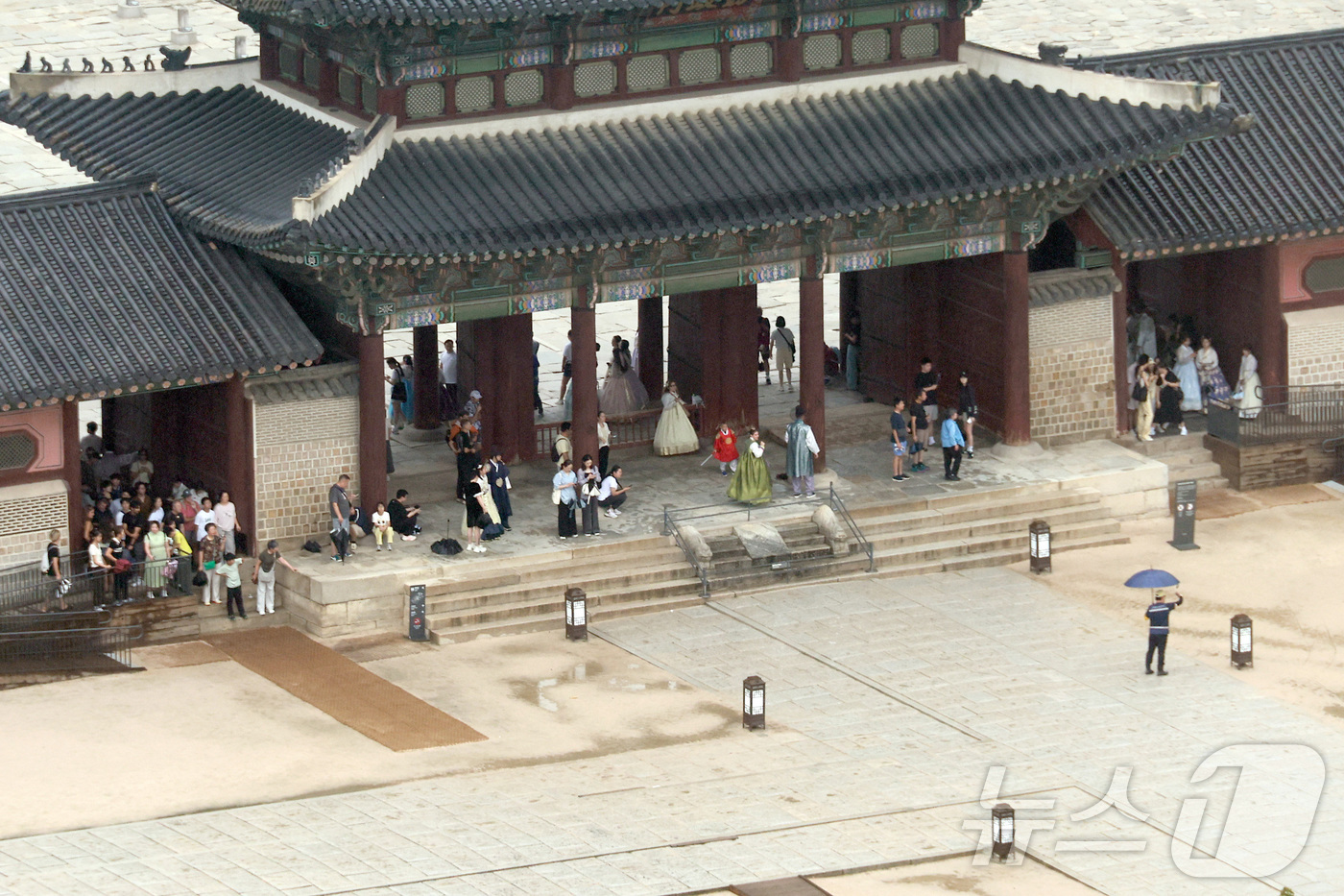 (서울=뉴스1) 김성진 기자 = 공습 대비 민방위 훈련이 전국적으로 실시된 20일 서울 종로구 광화문 경복궁에서 관광객들의 이동이 통제되고 있다. (공동취재) 2026.8.20/뉴 …