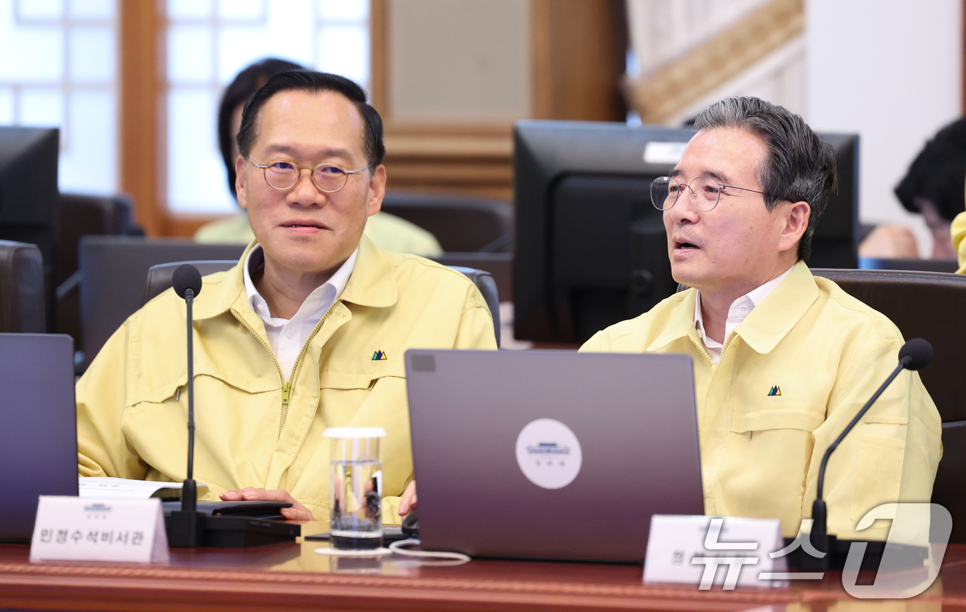 (서울=뉴스1) 허경 기자 = 김용범 정책실장과 한찬식 민정수석이 20일 청와대에서 열린 수석보좌관회의에서 대화하고 있다. (청와대통신사진기자단) 2026.8.20/뉴스1