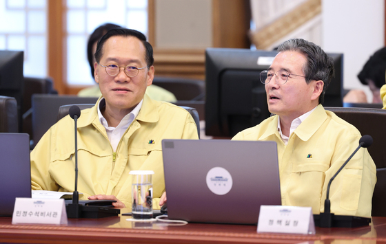 대화하는 김용범 정책실장과 한찬식 민정수석