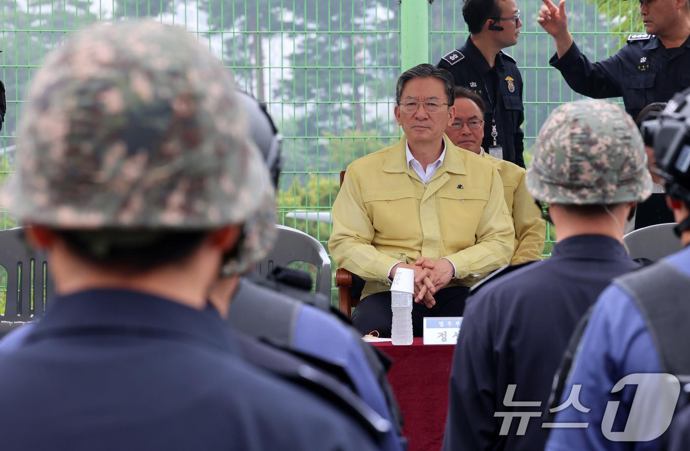 (서울=뉴스1) 박세연 기자 = 정성호 법무장관이 20일 구로구 서울남부구치소에서 대 테러 상황을 가정해 열린 을지연습 실제훈련을 참관하고 있다. 2026.8.20/뉴스1