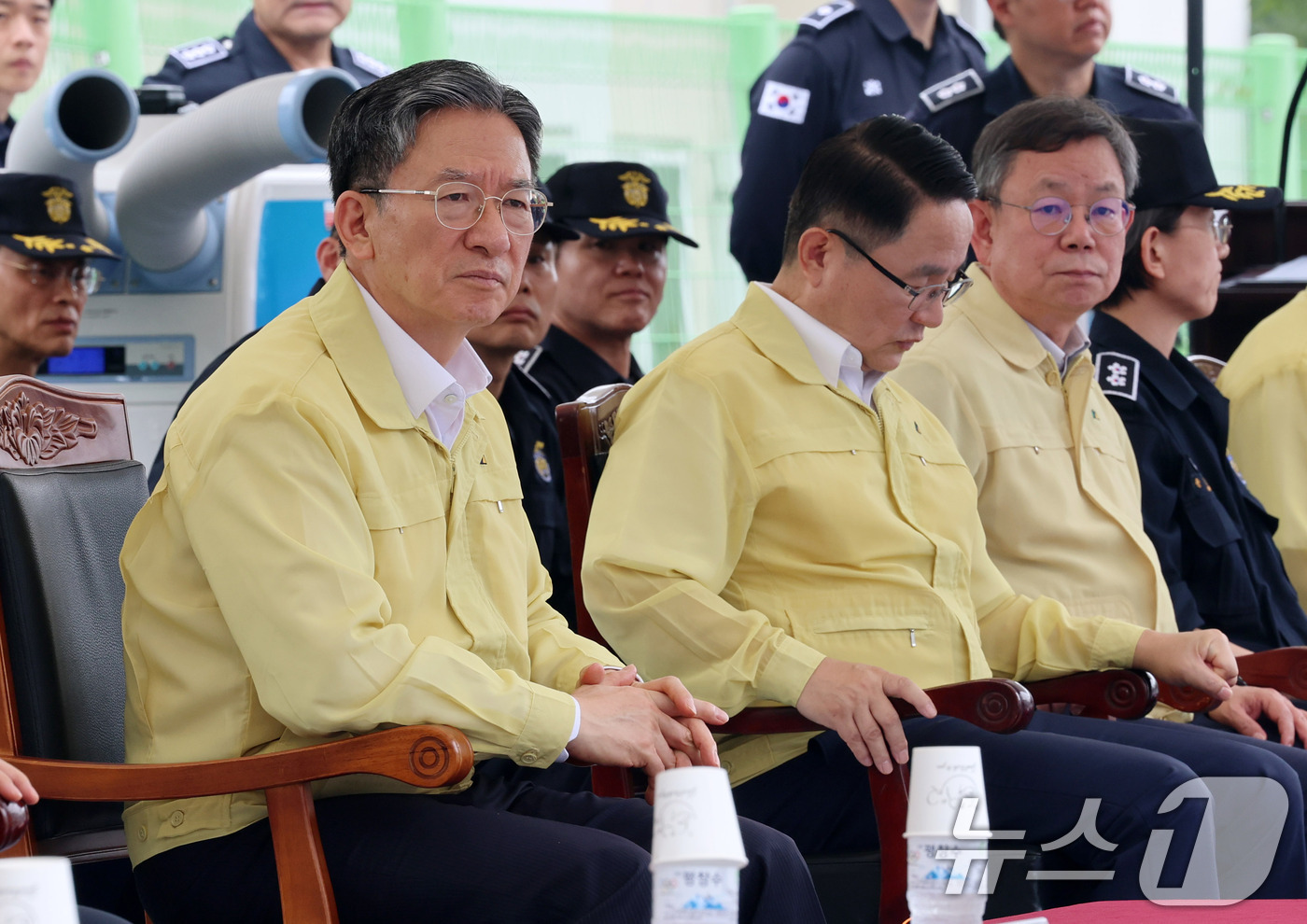(서울=뉴스1) 박세연 기자 = 정성호 법무장관이 20일 구로구 서울남부구치소에서 대 테러 상황을 가정해 열린 을지연습 실제훈련을 참관하고 있다. 2026.8.20/뉴스1