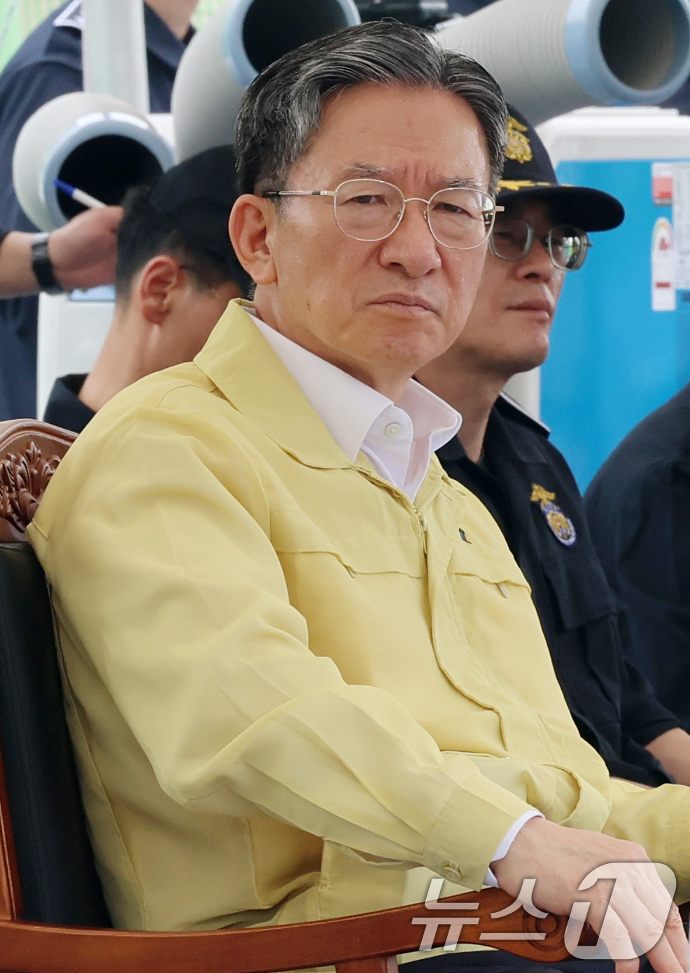 (서울=뉴스1) 박세연 기자 = 정성호 법무장관이 20일 구로구 서울남부구치소에서 대 테러 상황을 가정해 열린 을지연습 실제훈련을 참관하고 있다. 2026.8.20/뉴스1