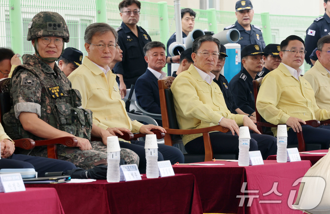 (서울=뉴스1) 박세연 기자 = 정성호 법무장관이 20일 구로구 서울남부구치소에서 대 테러 상황을 가정해 열린 을지연습 실제훈련을 참관하고 있다. 2026.8.20/뉴스1