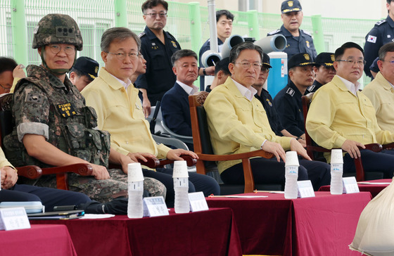 을지연습 지켜보는 정성호 장관