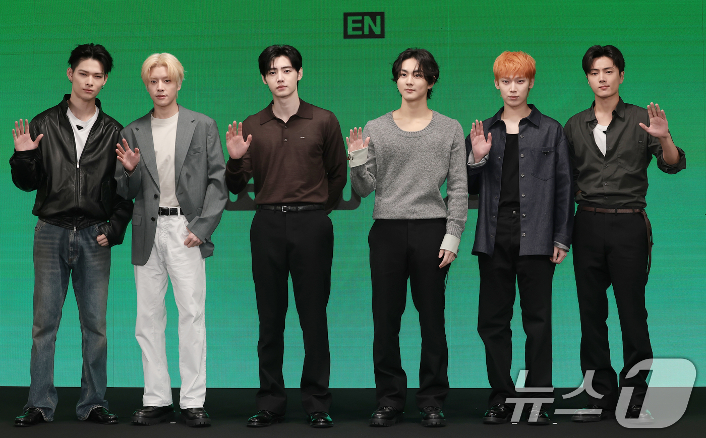 (서울=뉴스1) 권현진 기자 = 그룹 엔하이픈(ENHYPEN)의 니키(왼쪽부터)와 제이크, 성훈, 정원, 선우, 제이크가 20일 오후 서울 용산구 몬드리안 서울 이태원에서 열린 미 …