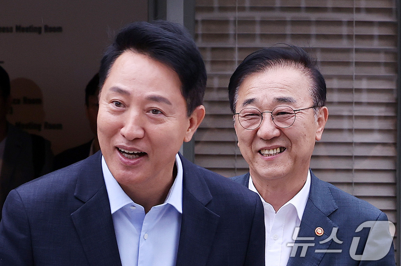 (서울=뉴스1) 박지혜 기자 = 김윤덕 국토교통부 장관과 오세훈 서울시장이 20일 서울 중구 정동에서 서울 주택 공급 방안을 논의하기 위한 회동을 마친 뒤 이동하고 있다.이번 회동 …