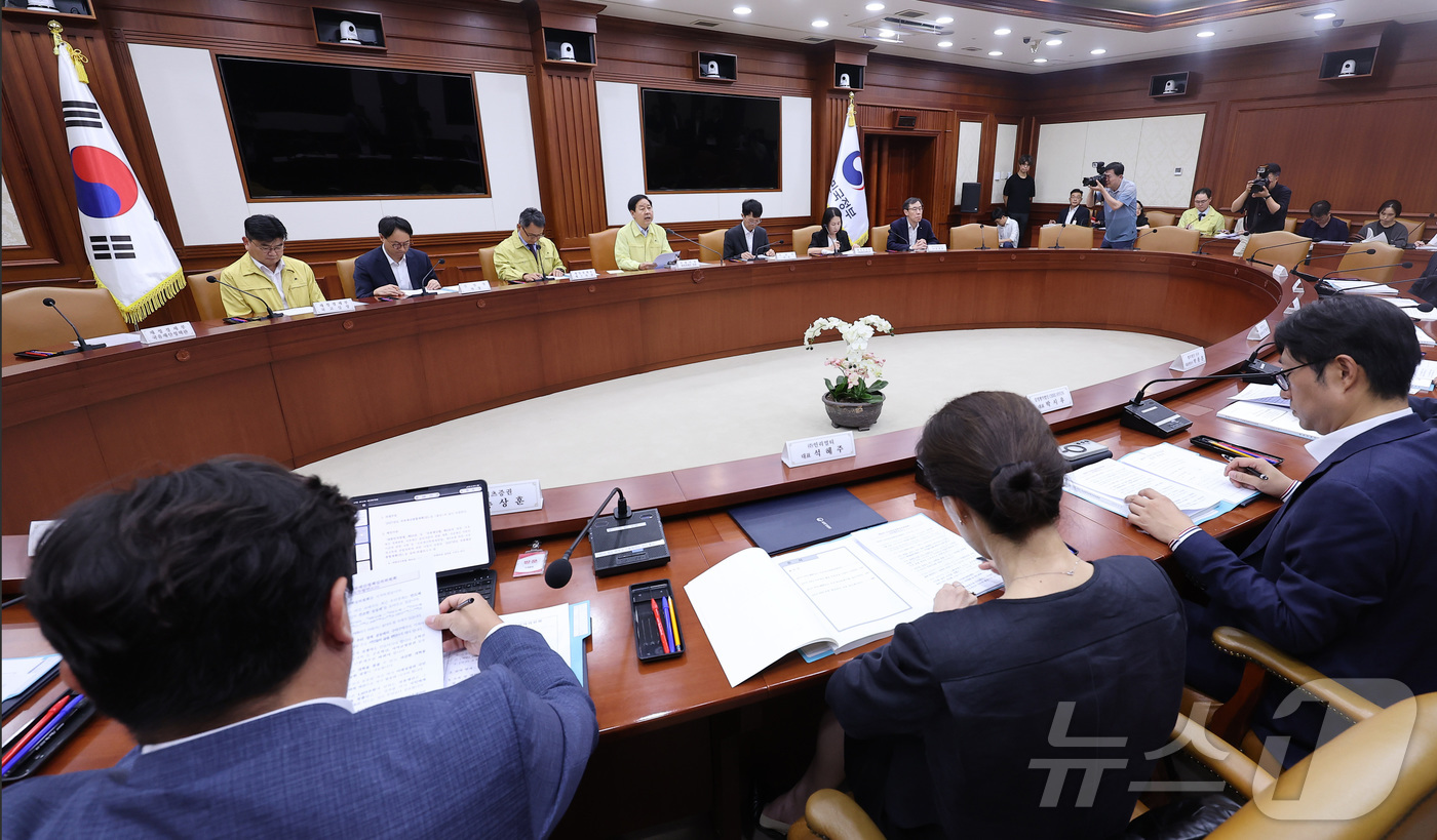 (서울=뉴스1) 김성진 기자 = 구윤철 경제부총리 겸 재정경제부 장관이 20일 서울 종로구 정부서울청사에서 열린 제29차 국유재산정책심의위원회에서 모두발언을 하고 있다. 2026. …