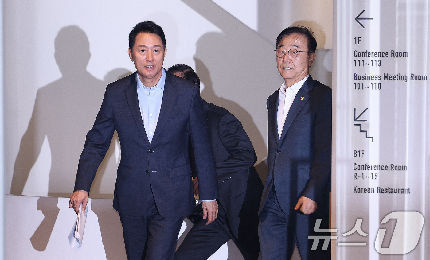 (서울=뉴스1) 박지혜 기자 = 김윤덕 국토교통부 장관과 오세훈 서울시장이 20일 서울 중구 정동에서 서울 주택 공급 방안을 논의하기 위한 회동을 마친 뒤 이동하고 있다. 2026 …