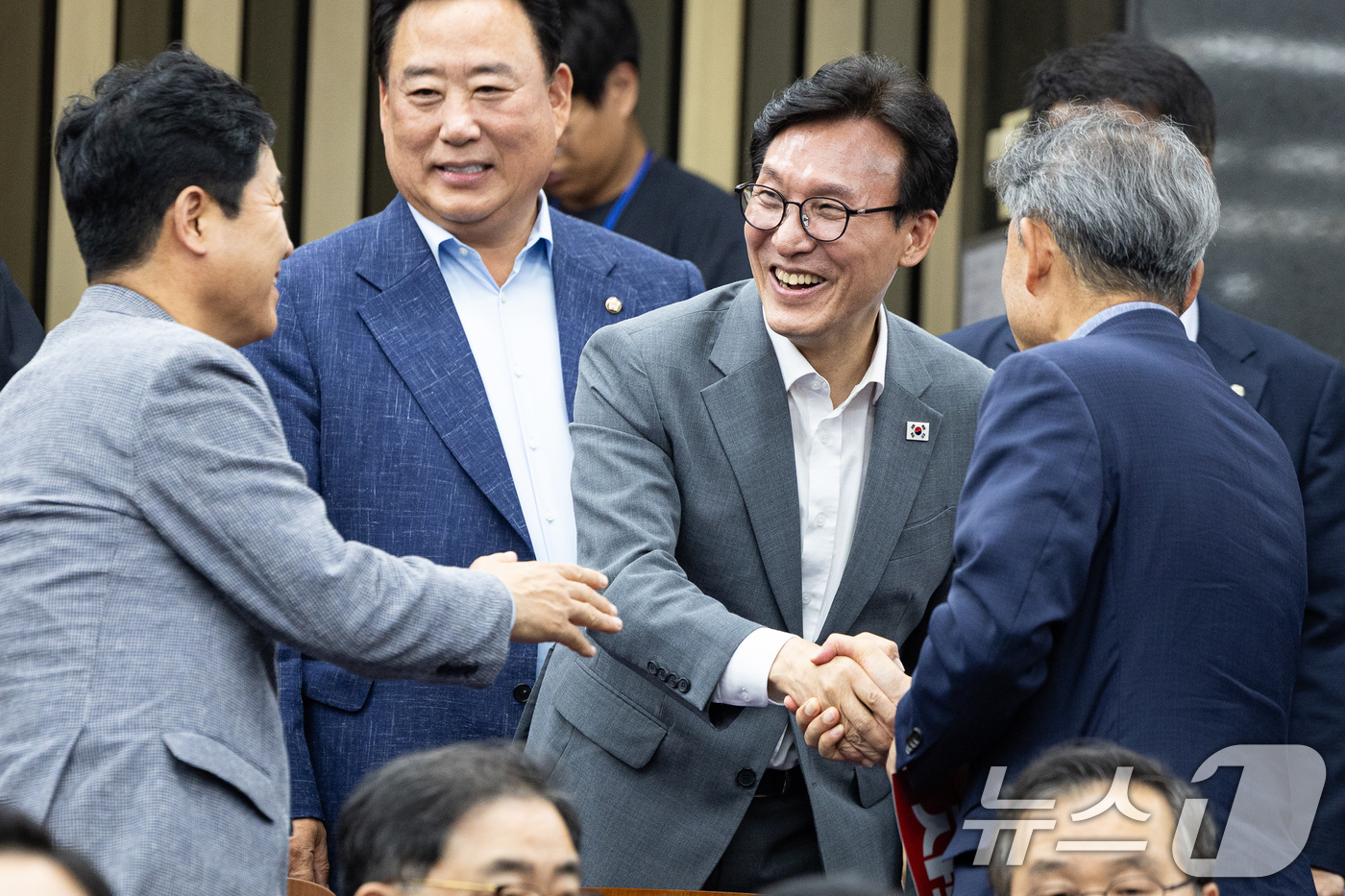 (서울=뉴스1) 유승관 기자 = 김민석 더불어민주당 대표가 20일 서울 여의도 국회에서 열린 의원총회에서 참석 의원들과 인사하고 있다. 2026.8.20/뉴스1