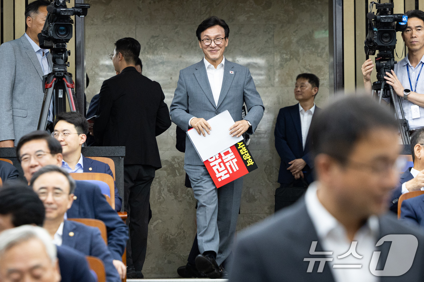 (서울=뉴스1) 유승관 기자 = 김민석 더불어민주당 대표가 20일 서울 여의도 국회에서 열린 의원총회에 참석하고 있다. 2026.8.20/뉴스1