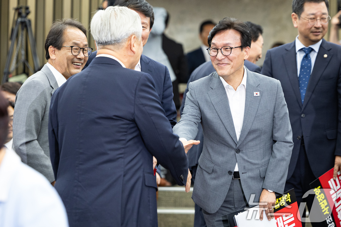 (서울=뉴스1) 유승관 기자 = 김민석 더불어민주당 대표가 20일 서울 여의도 국회에서 열린 의원총회에서 참석 의원들과 인사하고 있다. 2026.8.20/뉴스1