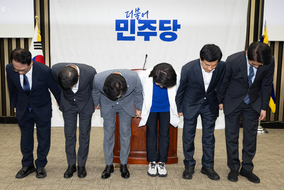 국민의힘 "민주당 낯 뜨거운 '90도 형님 인사' 어처구니없어"