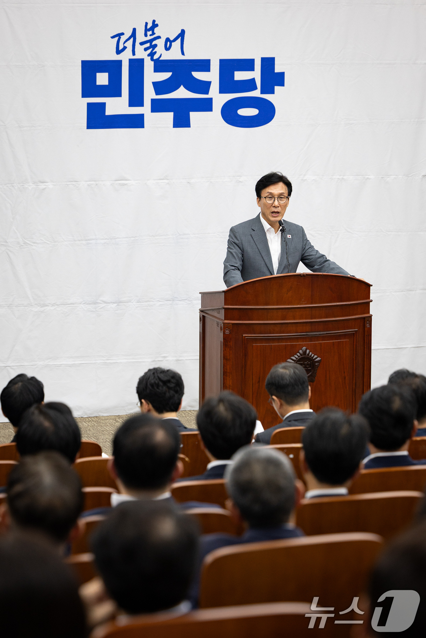 (서울=뉴스1) 유승관 기자 = 김민석 더불어민주당 대표가 20일 서울 여의도 국회에서 열린 의원총회에서 모두 발언을 하고 있다. 2026.8.20/뉴스1