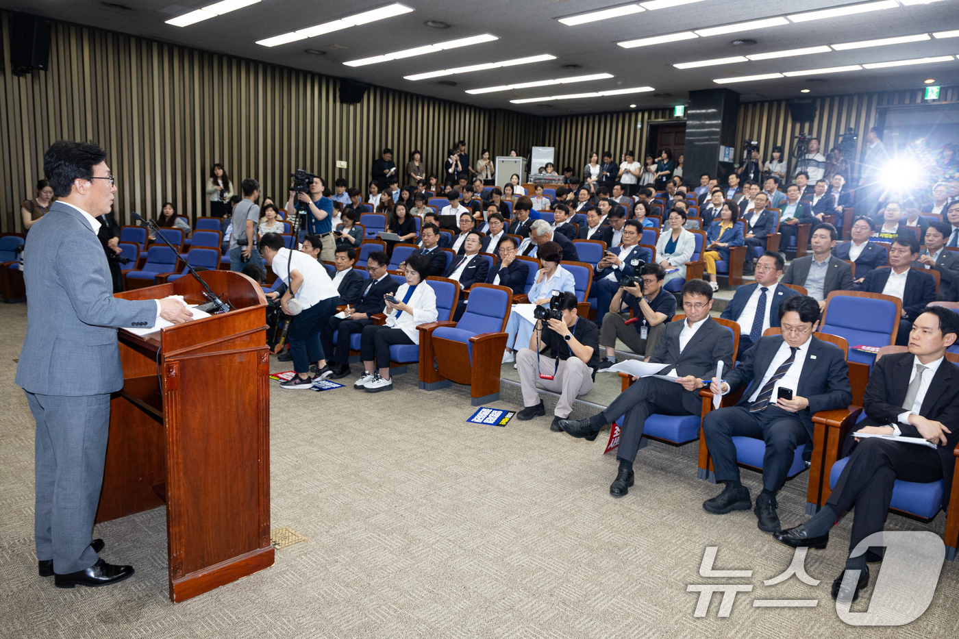 (서울=뉴스1) 유승관 기자 = 김민석 더불어민주당 대표가 20일 서울 여의도 국회에서 열린 의원총회에서 모두 발언을 하고 있다. 2026.8.20/뉴스1