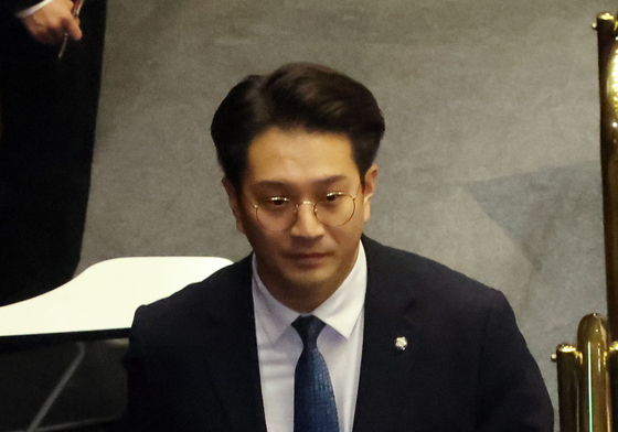 본회의 참석하는 전용기 의원