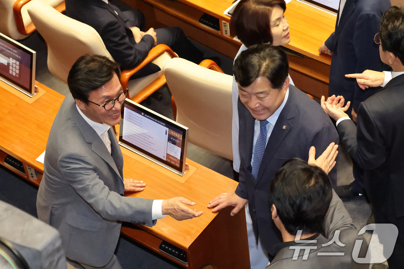 (서울=뉴스1) 황기선 기자 = 김민석 더불어민주당 대표가 20일 오후 서울 여의도 국회에서 열린 제438회 국회(임시회) 제1차 본회의에서 의원들과 대화를 나누고 있다. 2026 …
