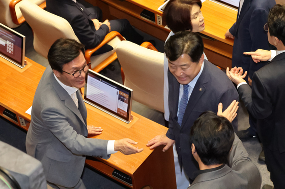 본회의 참석한 김민석 대표