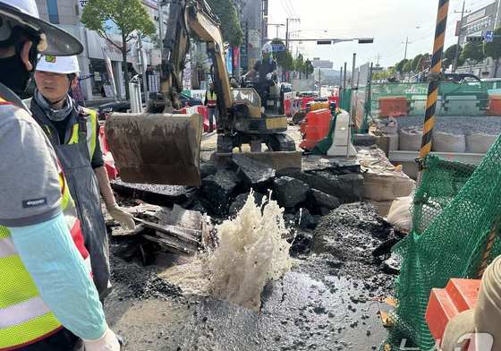 음성군 감곡면 지름 200㎜ 상수도관 누수…복구 나서