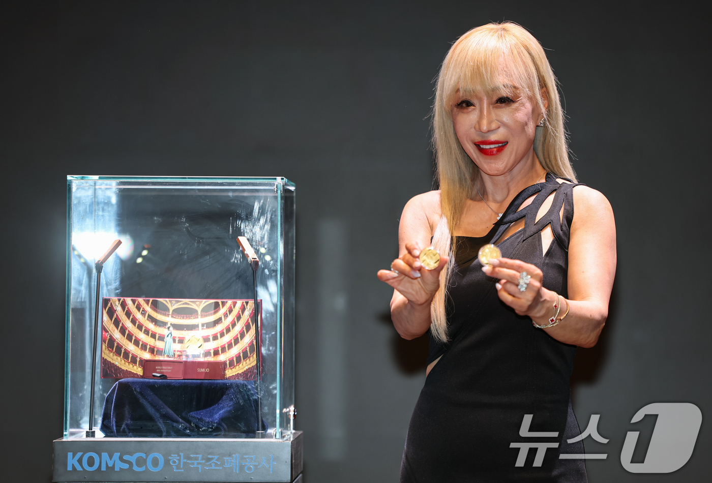 (서울=뉴스1) 김도우 기자 = 소프라노 조수미가 20일 서울 중구 신세계 남산에서 열린 세계무대 데뷔 40주년 기념메달 출시 행사에서 메달을 들고 포즈를 취하고 있다.한국조폐공사 …
