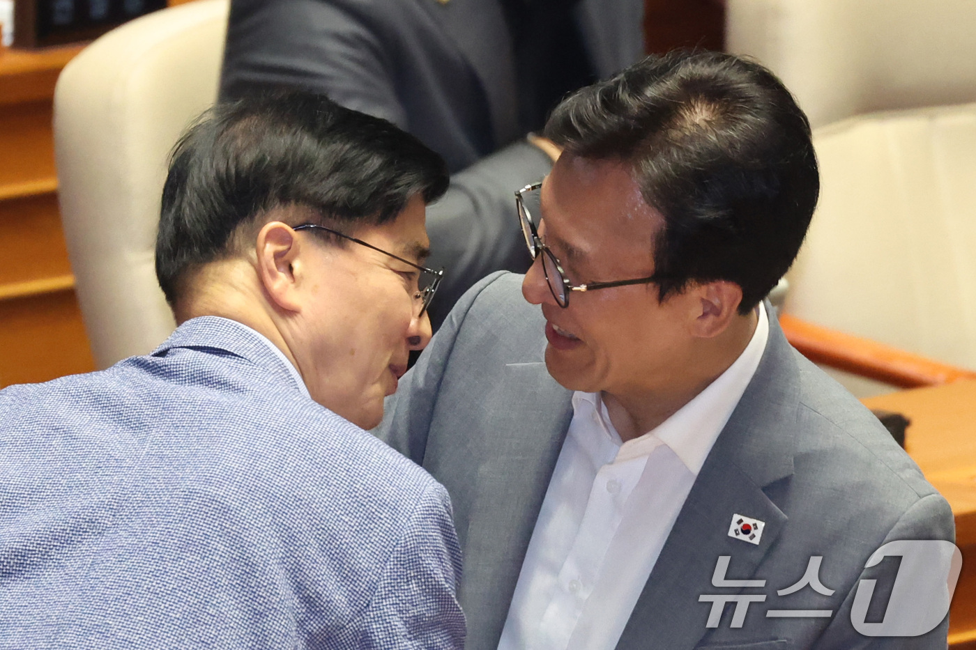 (서울=뉴스1) 신웅수 기자 = 김민석 더불어민주당 대표와 이해식 의원이 20일 서울 여의도 국회에서 열린 제438회국회(임시회) 제1차 본회의에서 대화하고 있다. 2026.8.2 …