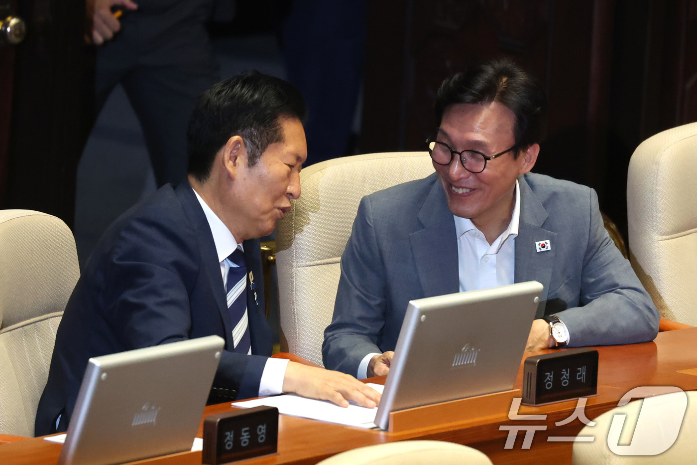 (서울=뉴스1) 신웅수 기자 = 김민석 더불어민주당 대표와 정청래 의원이 20일 서울 여의도 국회에서 열린 제438회국회(임시회) 제1차 본회의에서 대화하고 있다. 2026.8.2 …