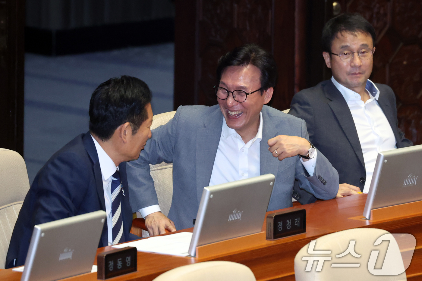(서울=뉴스1) 신웅수 기자 = 김민석 더불어민주당 대표와 정청래 의원이 20일 서울 여의도 국회에서 열린 제438회국회(임시회) 제1차 본회의에서 대화하고 있다. 2026.8.2 …