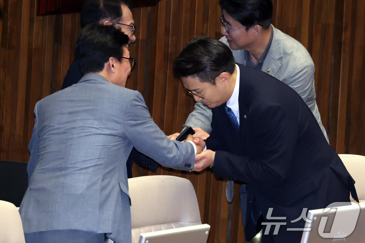 (서울=뉴스1) 신웅수 기자 = 김민석 더불어민주당 대표가 20일 서울 여의도 국회에서 열린 제438회국회(임시회) 제1차 본회의에서 지명직 청년 최고위원에 임명된 전용기 의원과 …