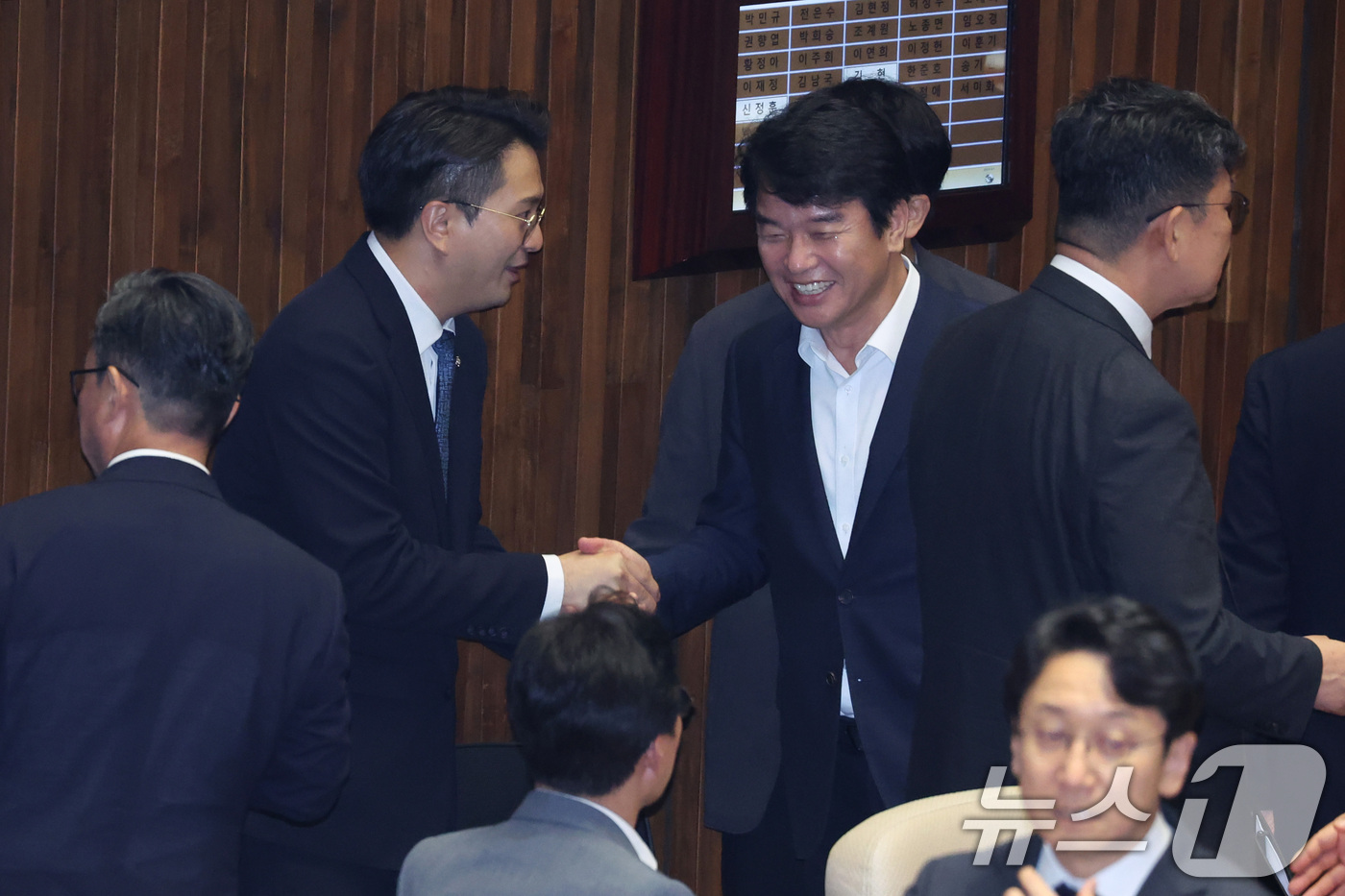 (서울=뉴스1) 신웅수 기자 = 더불어민주당 지명직 청년 최고위원에 임명된 전용기 의원이 20일 서울 여의도 국회에서 열린 제438회국회(임시회) 제1차 본회의에서 의원들과 인사하 …