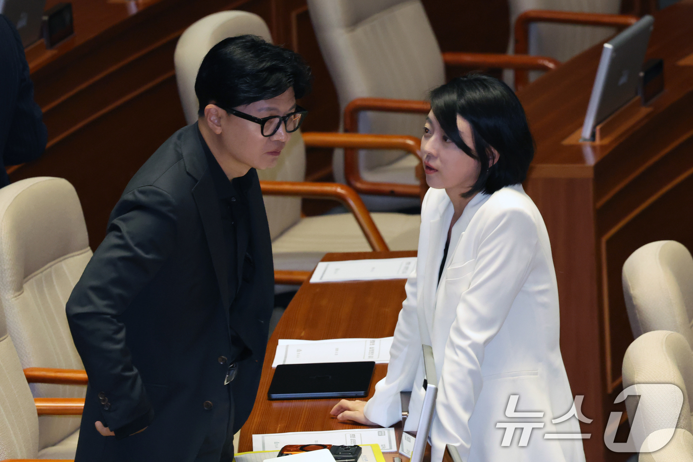 (서울=뉴스1) 황기선 기자 = 한동훈 무소속 의원과 배현진 국민의힘 의원이 20일 오후 서울 여의도 국회에서 열린 제438회 국회(임시회) 제1차 본회의에서 대화를 나누고 있다. …