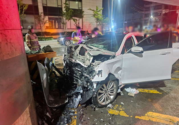 부산 사상구 교차로서 승용차 교각 충돌…30대 운전자 사망