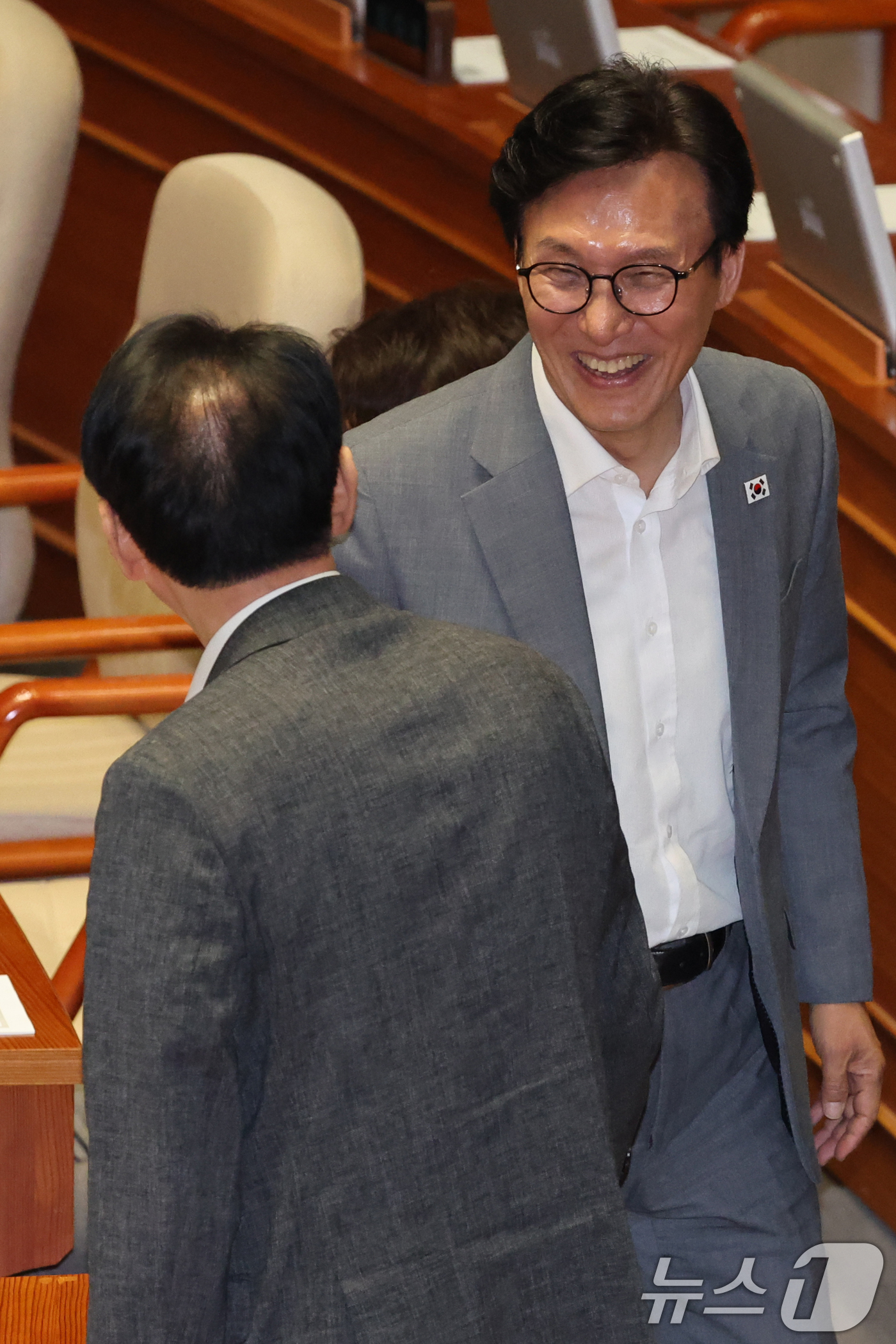 (서울=뉴스1) 황기선 기자 = 김민석 더불어민주당 대표가 20일 오후 서울 여의도 국회에서 열린 제438회 국회(임시회) 제1차 본회의에서 국민의힘 의원들과 인사를 나누고 있다. …