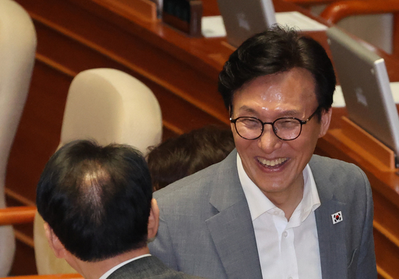 국민의힘 의원들과 인사하는 김민석 대표