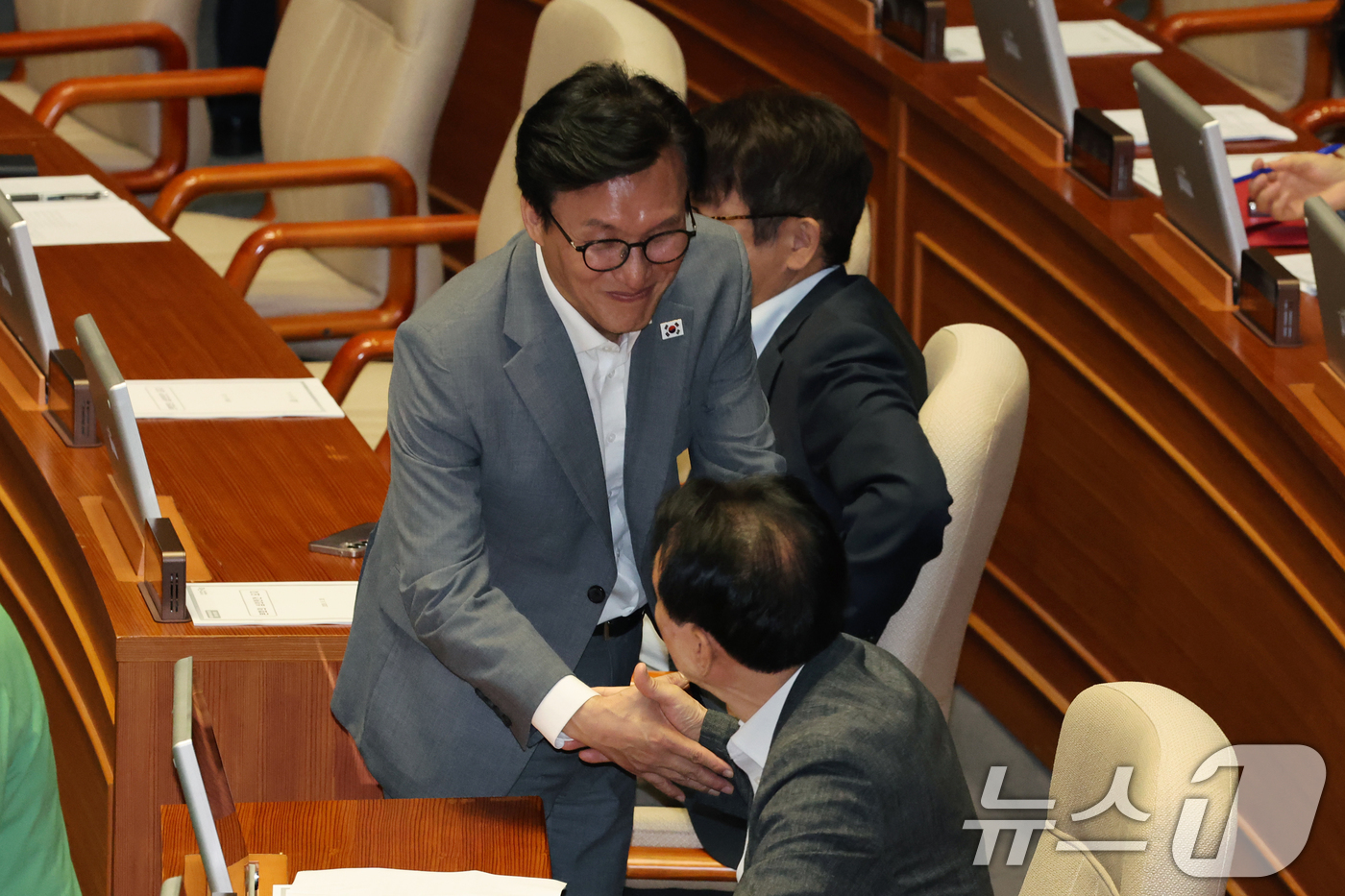 (서울=뉴스1) 황기선 기자 = 김민석 더불어민주당 대표가 20일 오후 서울 여의도 국회에서 열린 제438회 국회(임시회) 제1차 본회의에서 국민의힘 의원들과 인사를 나누고 있다. …
