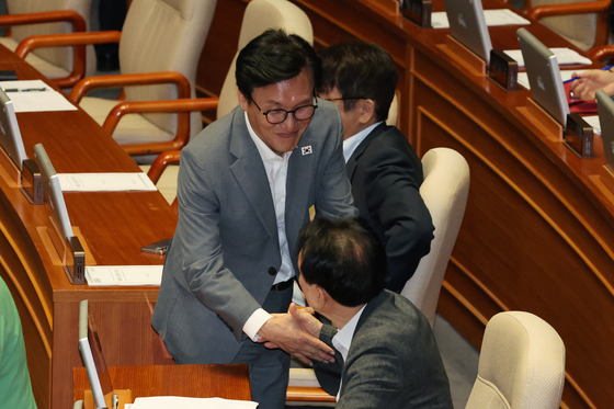 野 의원들과 인사 나누는 김민석 대표
