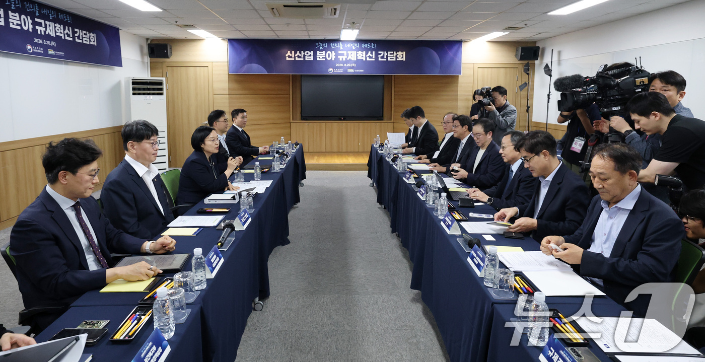 (서울=뉴스1) 박세연 기자 = 한성숙 국무총리가 20일 서울 구로구 벤처기업협회에서 열린 신산업 분야 규제 혁신 간담회에서 모두발언을 하고 있다. 2026.8.20/뉴스1